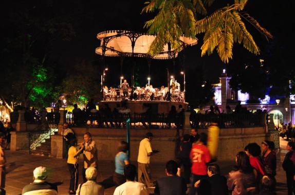 Coreto com música na praça central de Oaxaca, no México